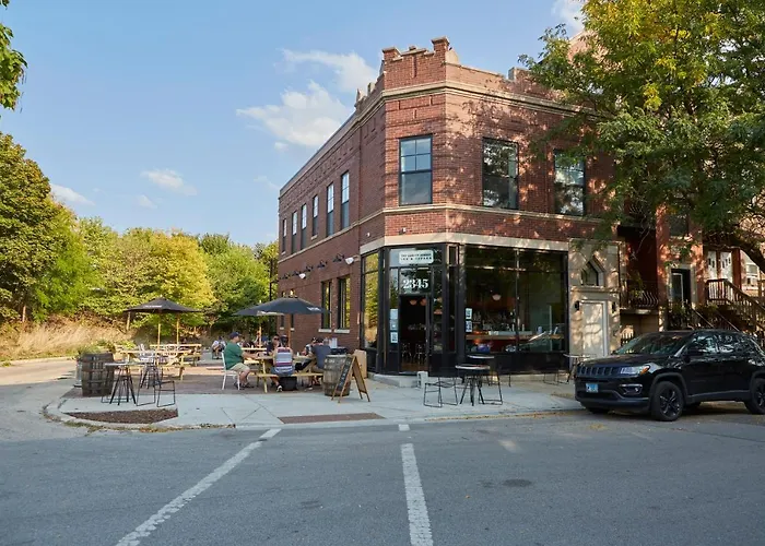 Leavitt Street & Tavern